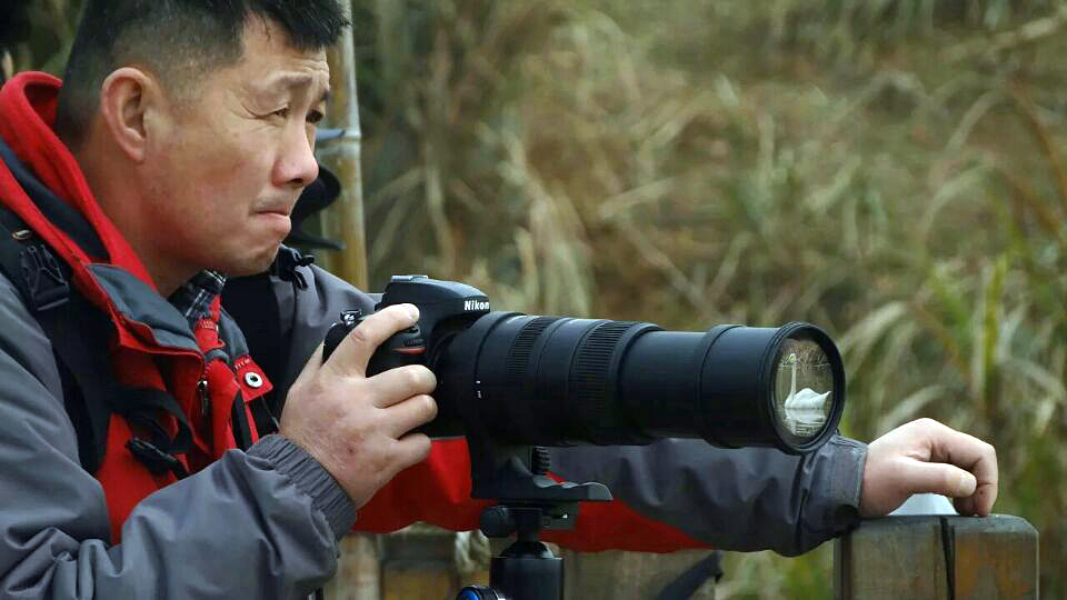 李方银
江西省摄影家协会会员，中国摄影家艺术协会会员，南昌市摄影家协会会员
2010年师从宫正老师学摄影，次年加入江西省摄影家协会，作品陆陆续续获过奖，并在国内外网站和报刊等中时有发表刊登。
自接触摄影以来，深深的喜欢上了它。因为做志愿者服务，所以我学摄影，能记录下志愿者们走街串巷做义工。